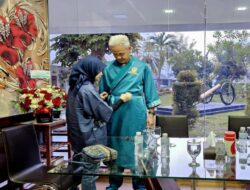 Siti Atikoh Membuktikan Kesetiaannya dengan Momen Romantis Mendampingi Ganjar Tes Kesehatan di RSPAD