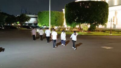 Kenapa Relawan Jokowi Mengunjungi Istana Kepresidenan di Malam Hari?