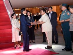 Prabowo Subianto Menyambut Kedatangan Jokowi di Bandara Soetta