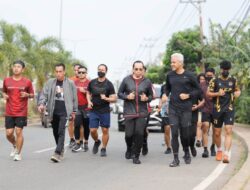 Ganjar Pranowo Menikmati Pagi dan Berbagi Sarapan Bubur bersama Anak-Anak di Merauke