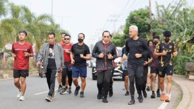 Ganjar Pranowo Menikmati Pagi dan Berbagi Sarapan Bubur bersama Anak-Anak di Merauke