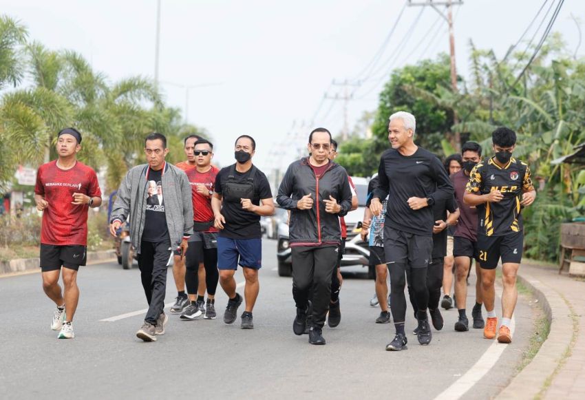 Ganjar Pranowo Menikmati Pagi dan Berbagi Sarapan Bubur bersama Anak-Anak di Merauke