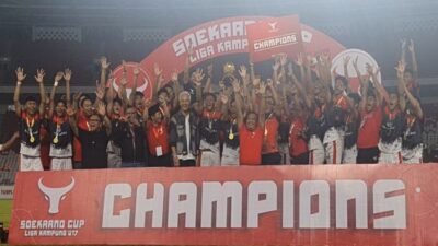 Ganjar Menyerahkan Trofi kepada Tim Bali, Jawara Liga Kampung Soekarno Cup U-17