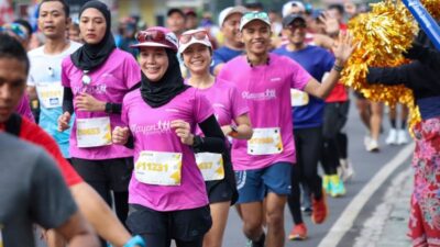 Siti Atikoh Memecahkan Rekor dengan Menyelesaikan Full Marathon 42 Km dalam 5 Jam 46 Menit