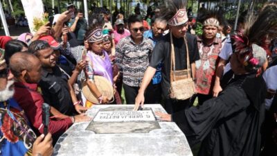 Kunjungi Situs Bersejarah di Papua Sambil Didoakan oleh Tokoh Agama