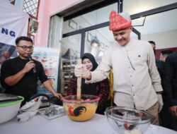 Ganjar’s Memorable Moment Making Traditional Layer Cake of Palembang with UMKM Entrepreneurs