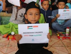 Ratusan Anak Berkumpul untuk Berdoa demi Kebebasan Palestina