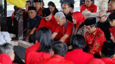 Ganjar Berziarah ke Makam Bung Karno, Berdoa agar Indonesia Berpegang pada Konstitusi