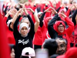 Atikoh Ganjar Mengunjungi Magelang dan Berenang Bareng Ratusan Emak-emak