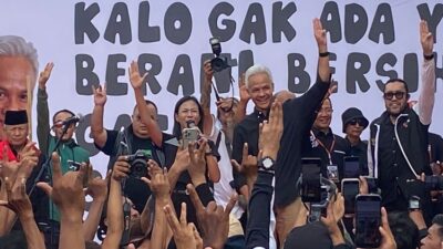 Ganjar Bermain Rampak Genteng Bersama Milenial dan Influencer di Majalengka