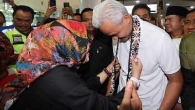 Ganjar Tiba di Balikpapan Dapat Sambutan Meriah dari Warga, Diberi Selempang Manik-manik