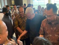 Ganjar Pranowo Mengunjungi Booth UMKM dalam Dialog IPB Agromaritim