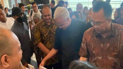 Ganjar Pranowo Mengunjungi Booth UMKM dalam Dialog IPB Agromaritim