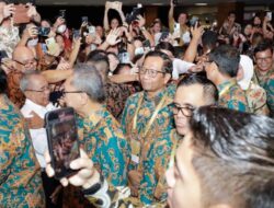 Mahfud MD Menghadiri Perayaan Natal Nasional di Surabaya, Membawa Pesan Perdamaian yang Penting