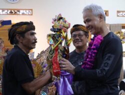 Ki Darsa Memberikan Wayang Golek Kepada Ganjar, Sebuah Simbol dari Sosok yang Adil dan Bijaksana