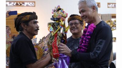 Ki Darsa Memberikan Wayang Golek Kepada Ganjar, Sebuah Simbol dari Sosok yang Adil dan Bijaksana