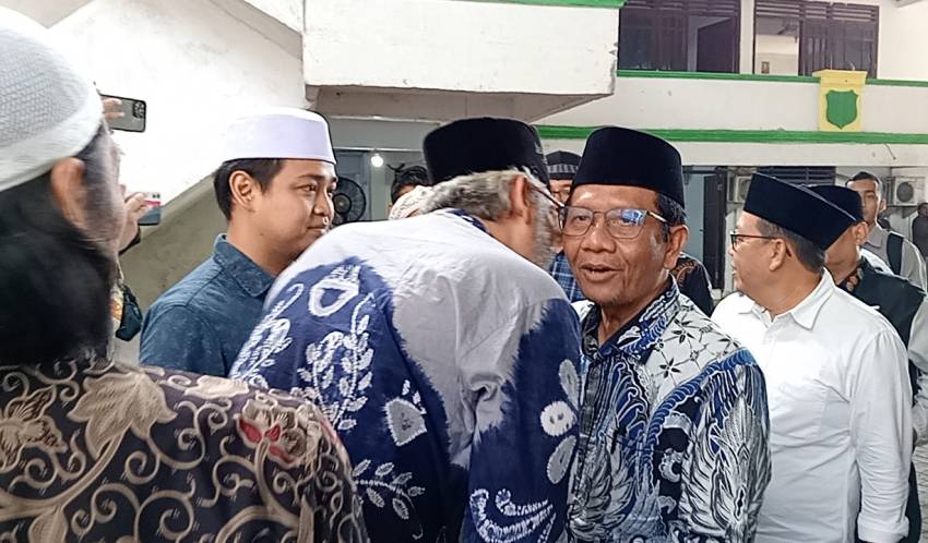 Kunjungi Pesantren Al Khoziny, Mahfud MD Diterima dengan Lantunan Selawat