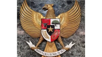 Maknai Sila Pertama Pancasila: Ketuhanan Yang Maha Esa, dan 10 Contoh Pengamalannya

1. Memiliki keyakinan dan iman yang kuat kepada Tuhan Yang Maha Esa.
2. Tidak merasa terasingkan atau diucilkan dengan adanya keberagaman agama di sekitar.
3. Menghargai dan menghormati setiap bentuk ibadah dan kepercayaan agama yang ada di masyarakat.
4. Berprinsip untuk tidak menyakiti atau merendahkan martabat orang lain berdasarkan keyakinan agama.
5. Menyadari bahwa keberadaan diri sebagai makhluk ciptaan Tuhan Yang Maha Esa.
6. Memiliki sikap toleransi terhadap setiap perbedaan keyakinan dan pandangan agama.
7. Menggunakan ajaran agama sebagai pedoman hidup yang menjunjung tinggi nilai kebaikan dan keadilan.
8. Memberikan kebebasan beragama kepada orang lain sesuai dengan nilai demokrasi.
9. Menjaga keharmonisan antar umat beragama dalam kehidupan sehari-hari.
10. Membangun solidaritas dan kerja sama antar umat beragama demi terwujudnya kedamaian dan kebahagiaan bersama.