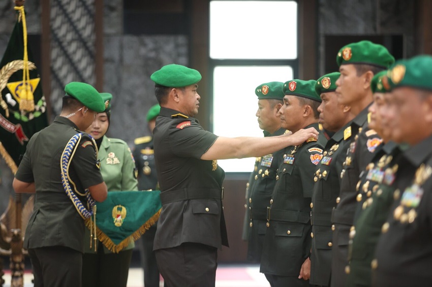 Maruli Melakukan Sertijab 6 Jabatan Strategis, Mantan Perisai Hidup Jokowi Kini Menjadi Pangdam Brawijaya