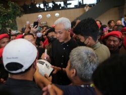 Ganjar’s Moment Signing a Helmet with Number 3 Logo Supported by His Fans