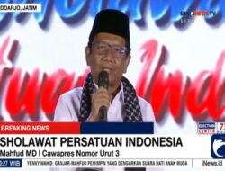 Momen Mahfud MD Mengajak Ribuan Jemaah di Sidoarjo Jatim untuk Melantunkan Sholawat Burdah