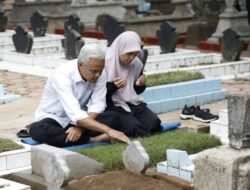 Ganjar dan Atikoh Mengunjungi Makam Orang Tua di Purworejo pada Akhir Tahun 2023