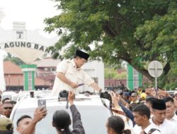 Prabowo Membeli Bendera Palestina dari Pedagang Banten