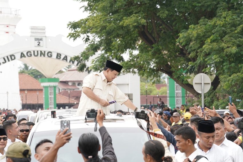 Prabowo Membeli Bendera Palestina dari Pedagang Banten