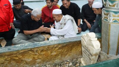 Ganjar Didoakan Dapat Keberkahan dalam Ziarah ke Makam Guru Tua di Palu