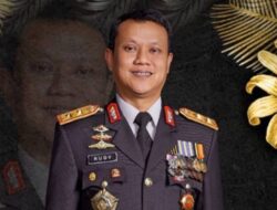 Komisaris Jenderal Polri dengan Nomor 11, Pemilik Bintang Bhayangkara Pratama dan lulusan Sekolah Perwira tahun 1993