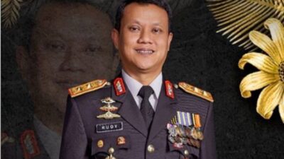 Komisaris Jenderal Polri dengan Nomor 11, Pemilik Bintang Bhayangkara Pratama dan lulusan Sekolah Perwira tahun 1993