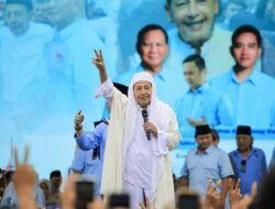 Prabowo dan Relawan Bersekutu Bersama Nderek Guru Habib Luthfi dalam Bershalawat di Serang