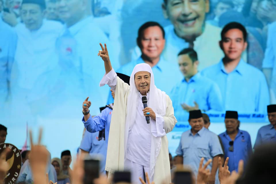 Prabowo dan Relawan Bersekutu Bersama Nderek Guru Habib Luthfi dalam Bershalawat di Serang