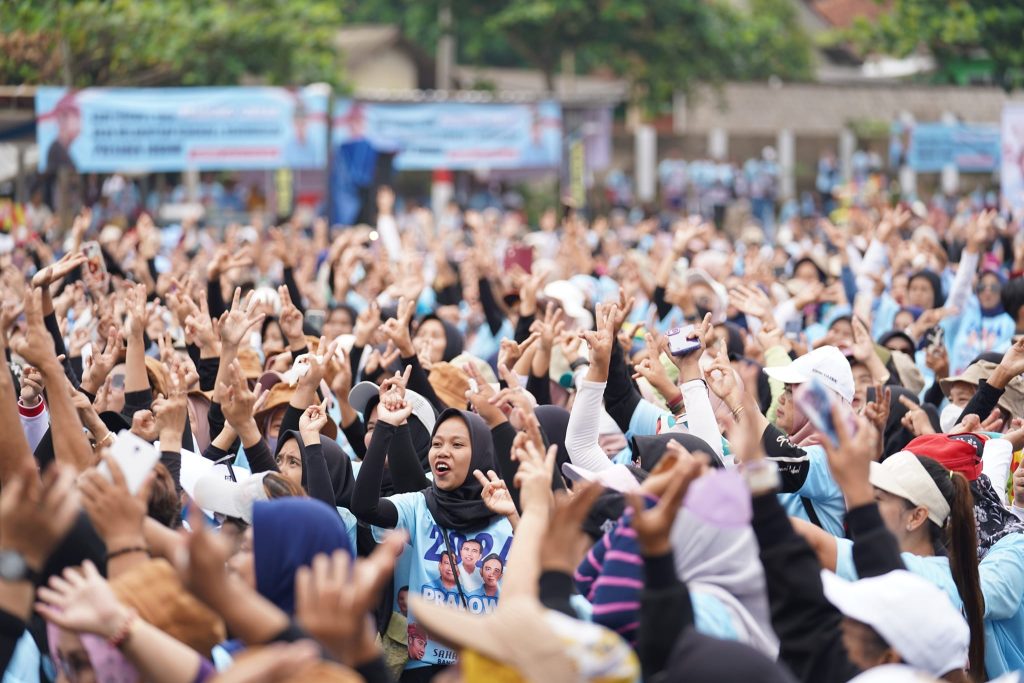 Warga Subang Bersuka Cita Bertemu Prabowo, Berdoa untuk Kemenangan dalam Satu Putaran