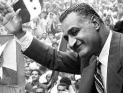 Letnan Kolonel Gamal Abdel Nasser menjadi subjek perhatian publik