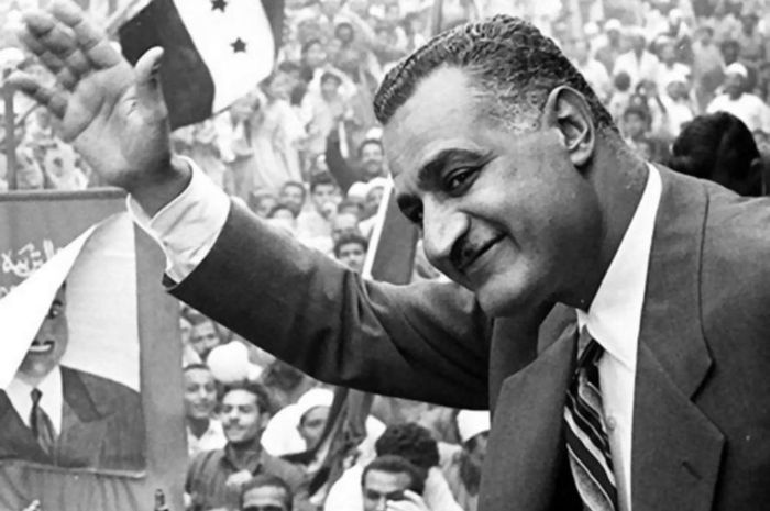 Letnan Kolonel Gamal Abdel Nasser menjadi subjek perhatian publik