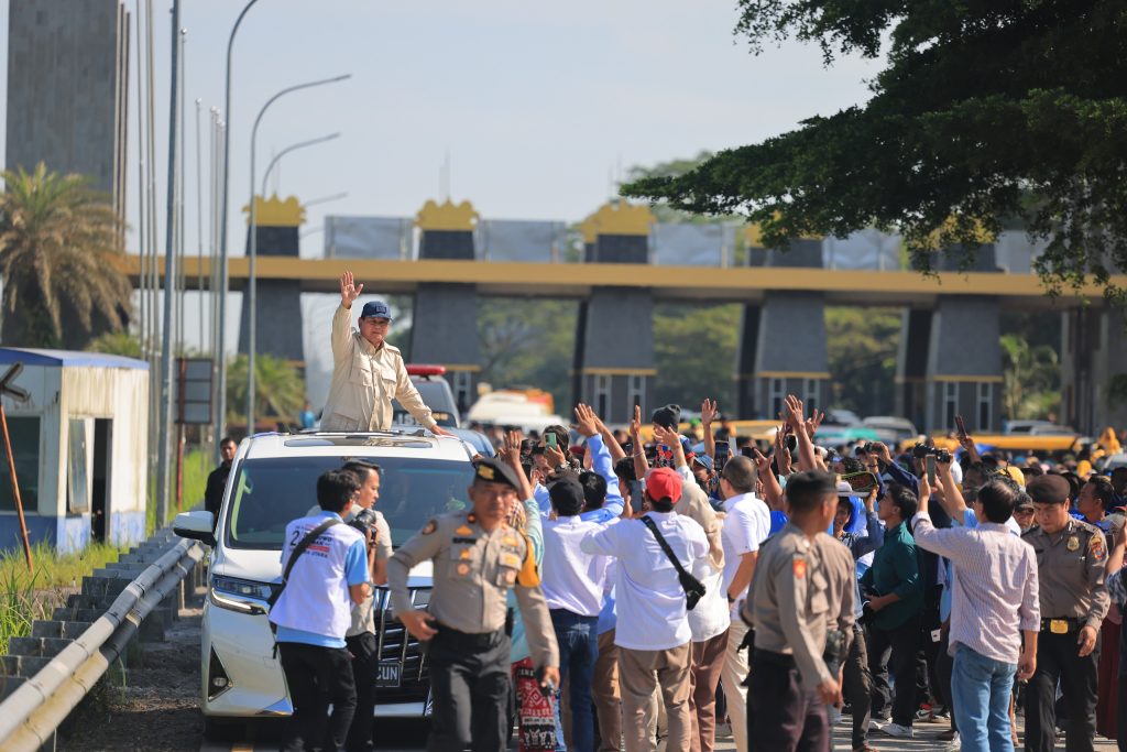 Pilih Presiden yang Berada di Tengah dan Membela Rakyat, Prabowo: