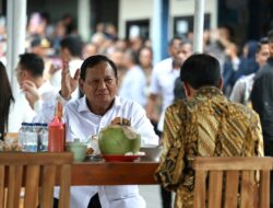 Jokowi dan Prabowo Makan Bakso Bandongan di Warung Kaki Lima di Magelang, Jawa Tengah