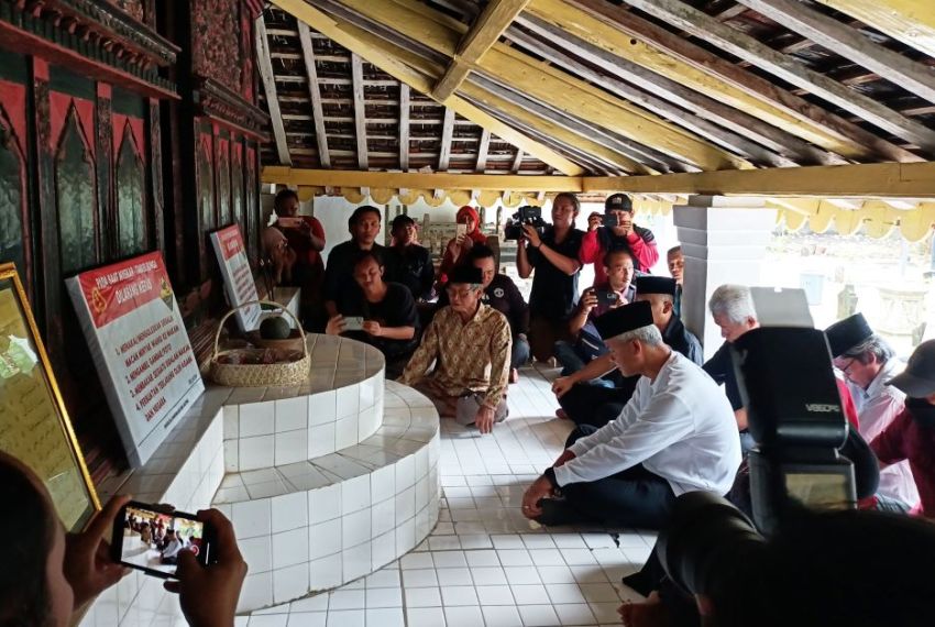 Ganjar’s Moments of Paying a Visit to Bathara Katong’s Grave and Friday Prayers at Tegalsari Mosque in Ponorogo