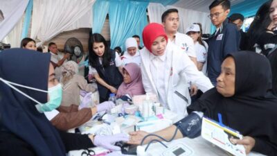 Siti Atikoh and Liliana Tanoesoedibjo Monitor Health Checks at Pengadegan