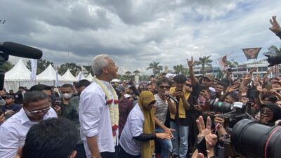 Orkes Sakit Hati Slank Menghibur Kedatangan Ganjar-Mahfud di Acara Rakyat Medan