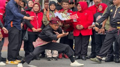 Siti Atikoh Dapat Sambutan Kesenian Bela Diri Pincak Khakot Saat Mengunjungi Lampung