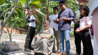 Anies Teringat Pesan untuk Tidak Takut Berjuang Saat Ziarah ke Makam Ayah di Yogyakarta