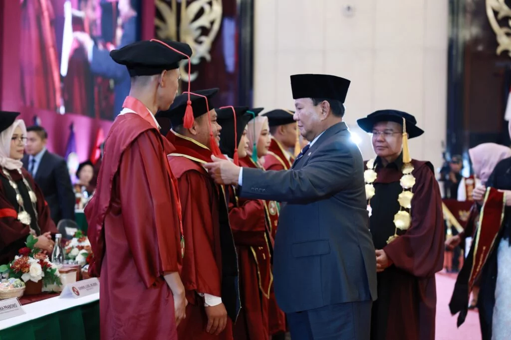 Prabowo Subianto Memperingatkan Anak-anak Muda di Wisuda UKRI untuk Menjadi Pemimpin yang Peduli pada Rakyat