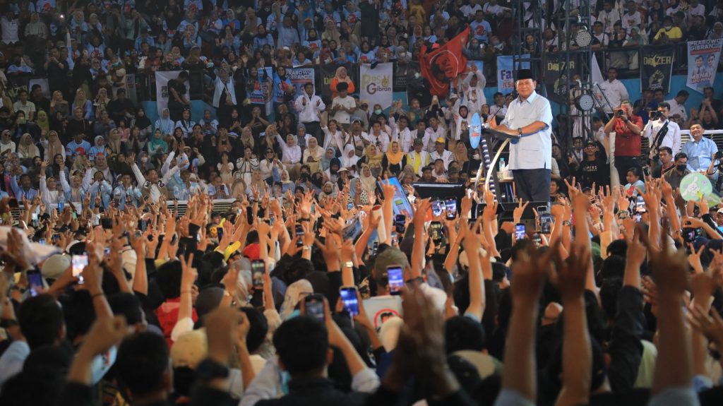 Prabowo Menyatakan Keinginan untuk Memperbaiki Gaji Guru di Hadapan Puluhan Ribu Masyarakat Sulsel