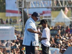 Prabowo Dapat Cemilan Kacang Oven dari Anak Warga saat Orasi di Medan