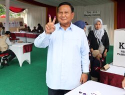 Prabowo Subianto Mengikuti Pemilihan di TPS 033 Bojong Koneng Sambil Membuat Pose Salam Dua Jari