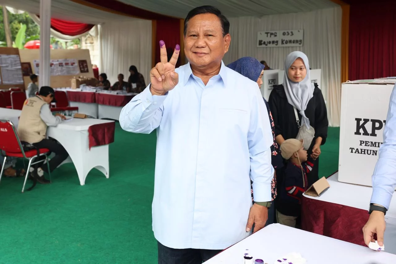 Prabowo Subianto Mengikuti Pemilihan di TPS 033 Bojong Koneng Sambil Membuat Pose Salam Dua Jari