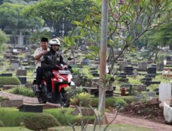 Prabowo Subianto Mengunjungi Makam Ayahnya dengan Menggunakan Motor Setelah Pemilu dan Disambut Oleh Ribuan Warga