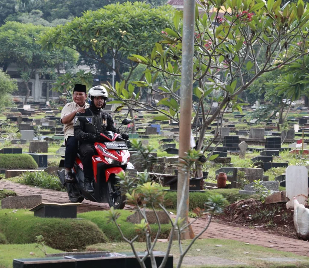 Prabowo Subianto Mengunjungi Makam Ayahnya dengan Menggunakan Motor Setelah Pemilu dan Disambut Oleh Ribuan Warga